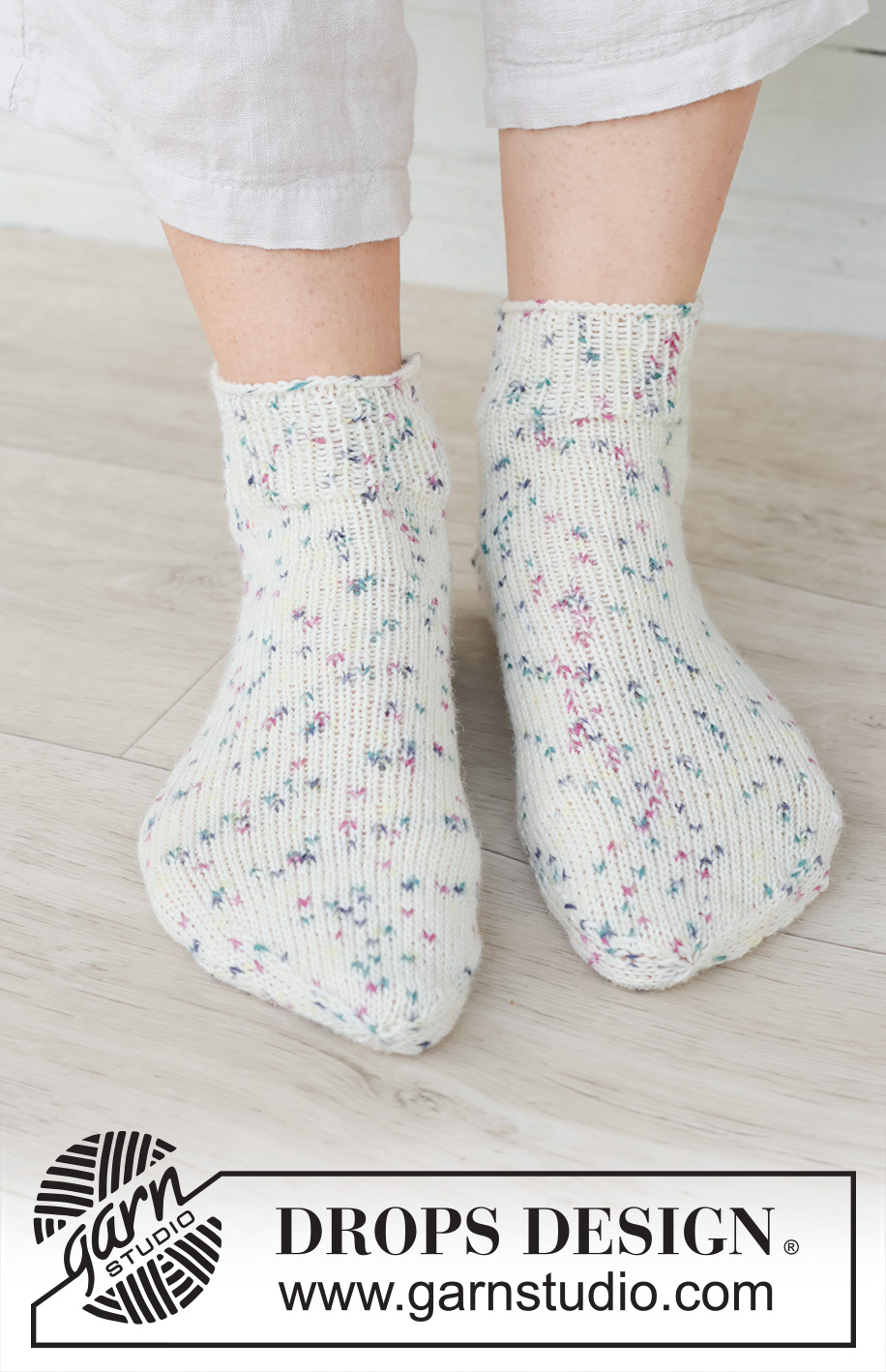 Sprinkle Twist Socks / DROPS 253-52 - Stickade sockor / ankelsockor med slätstickning i DROPS Fabel. Storlek 35 - 43.