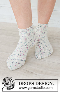 Sprinkle Twist Socks / DROPS 253-52 - Stickade sockor / ankelsockor med slätstickning i DROPS Fabel. Storlek 35 - 43.