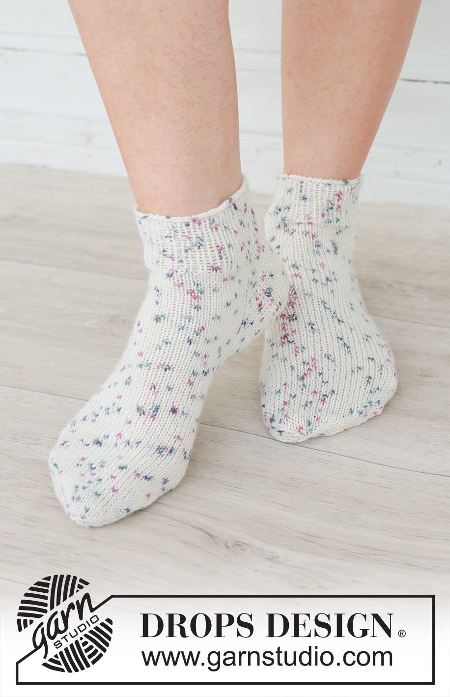 Sprinkle Twist Socks / DROPS 253-52 - Stickade sockor / ankelsockor med slätstickning i DROPS Fabel. Storlek 35 - 43.