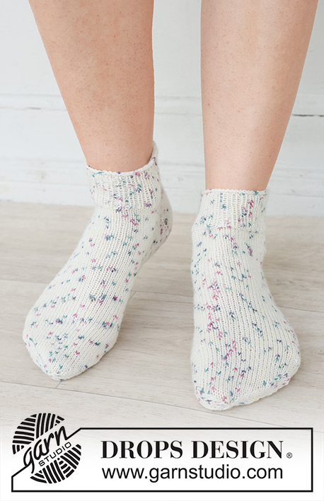 Sprinkle Twist Socks / DROPS 253-52 - Stickade sockor / ankelsockor med slätstickning i DROPS Fabel. Storlek 35 - 43.