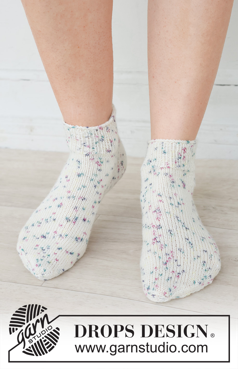 Sprinkle Twist Socks / DROPS 253-52 - Stickade sockor / ankelsockor med slätstickning i DROPS Fabel. Storlek 35 - 43.