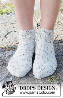 Sprinkle Twist Socks / DROPS 253-52 - Stickade sockor / ankelsockor med slätstickning i DROPS Fabel. Storlek 35 - 43.