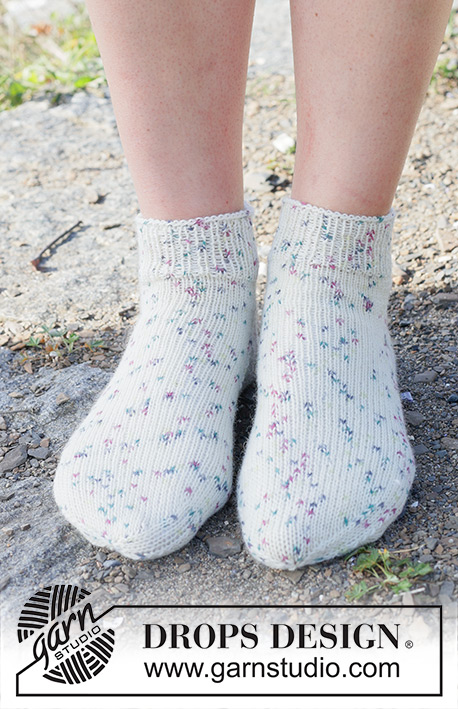 Sprinkle Twist Socks / DROPS 253-52 - Stickade sockor / ankelsockor med slätstickning i DROPS Fabel. Storlek 35 - 43.