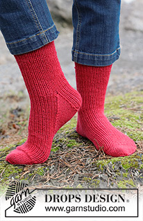 Merry Mistletoe Socks / DROPS 253-53 - Stickade sockor i DROPS Fabel. Arbetet stickas uppifrån och ner med resår. Storlek 35 - 43. Tema: Jul.
