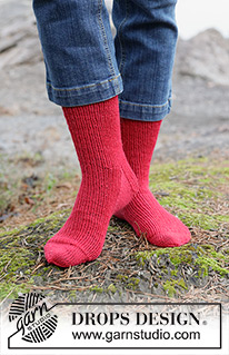 Merry Mistletoe Socks / DROPS 253-53 - Stickade sockor i DROPS Fabel. Arbetet stickas uppifrån och ner med resår. Storlek 35 - 43. Tema: Jul.