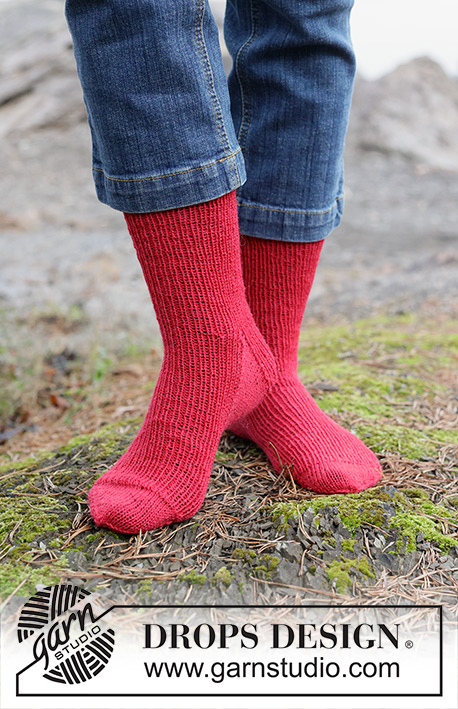 Merry Mistletoe Socks / DROPS 253-53 - Stickade sockor i DROPS Fabel. Arbetet stickas uppifrån och ner med resår. Storlek 35 - 43. Tema: Jul.