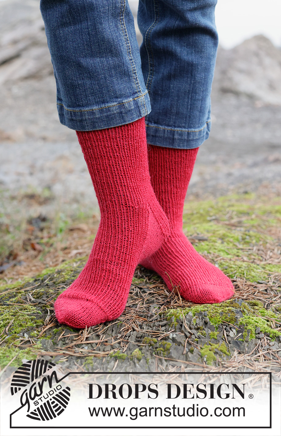 Merry Mistletoe Socks / DROPS 253-53 - Stickade sockor i DROPS Fabel. Arbetet stickas uppifrån och ner med resår. Storlek 35 - 43. Tema: Jul.