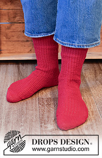 Merry Mistletoe Socks / DROPS 253-53 - Stickade sockor i DROPS Fabel. Arbetet stickas uppifrån och ner med resår. Storlek 35 - 43. Tema: Jul.