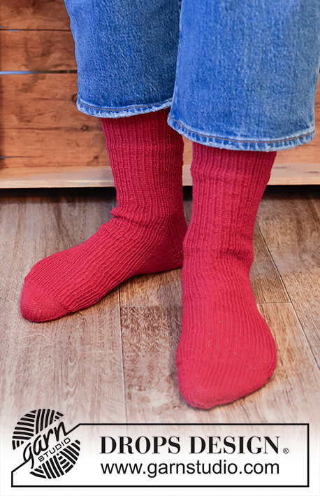 Merry Mistletoe Socks / DROPS 253-53 - Stickade sockor i DROPS Fabel. Arbetet stickas uppifrån och ner med resår. Storlek 35 - 43. Tema: Jul.