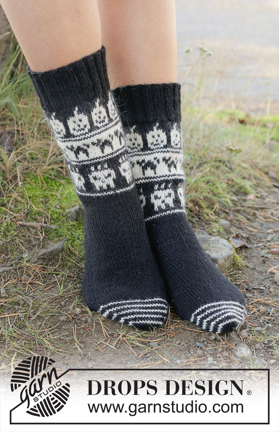 Boo-tiful Feet / DROPS 253-54 - Knitted socks in DROPS Nord. The piece is worked from the toe upwards, with heel-gusset and two-coloured pattern of cats, pumpkins and skulls. Sizes 35-43. Theme: Halloween.