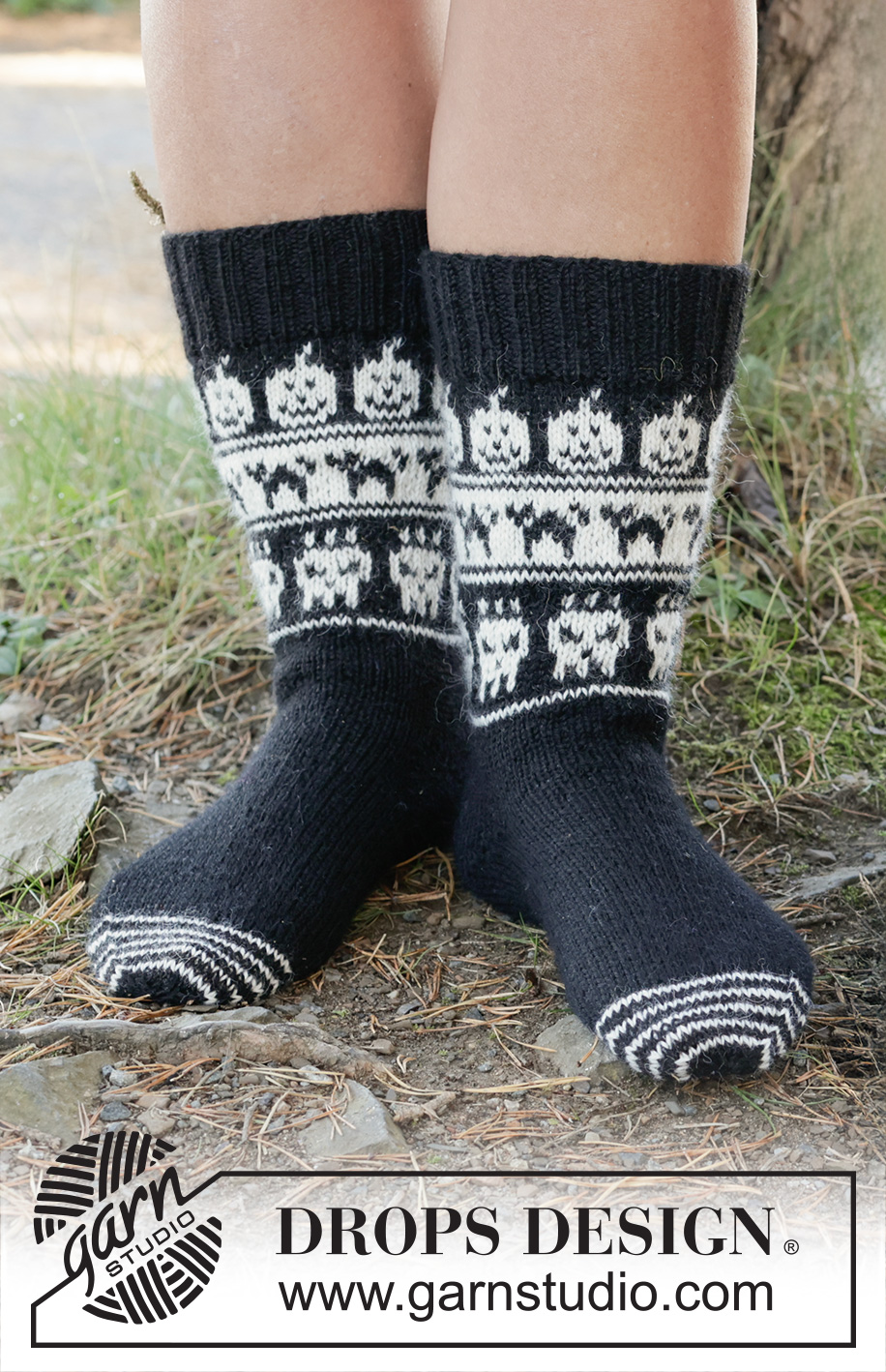 Boo-tiful Feet / DROPS 253-54 - Knitted socks in DROPS Nord. The piece is worked from the toe upwards, with heel-gusset and two-coloured pattern of cats, pumpkins and skulls. Sizes 35-43. Theme: Halloween.