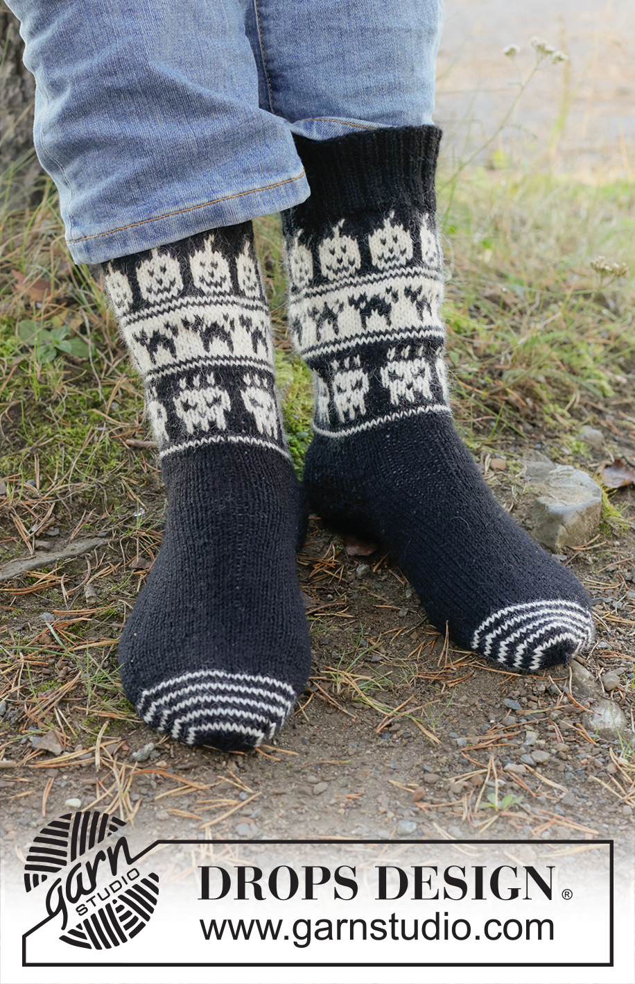 Boo-tiful Feet / DROPS 253-54 - Knitted socks in DROPS Nord. The piece is worked from the toe upwards, with heel-gusset and two-coloured pattern of cats, pumpkins and skulls. Sizes 35-43. Theme: Halloween.