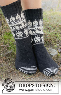 Boo-tiful Feet / DROPS 253-54 - Knitted socks in DROPS Nord. The piece is worked from the toe upwards, with heel-gusset and two-coloured pattern of cats, pumpkins and skulls. Sizes 35-43. Theme: Halloween.