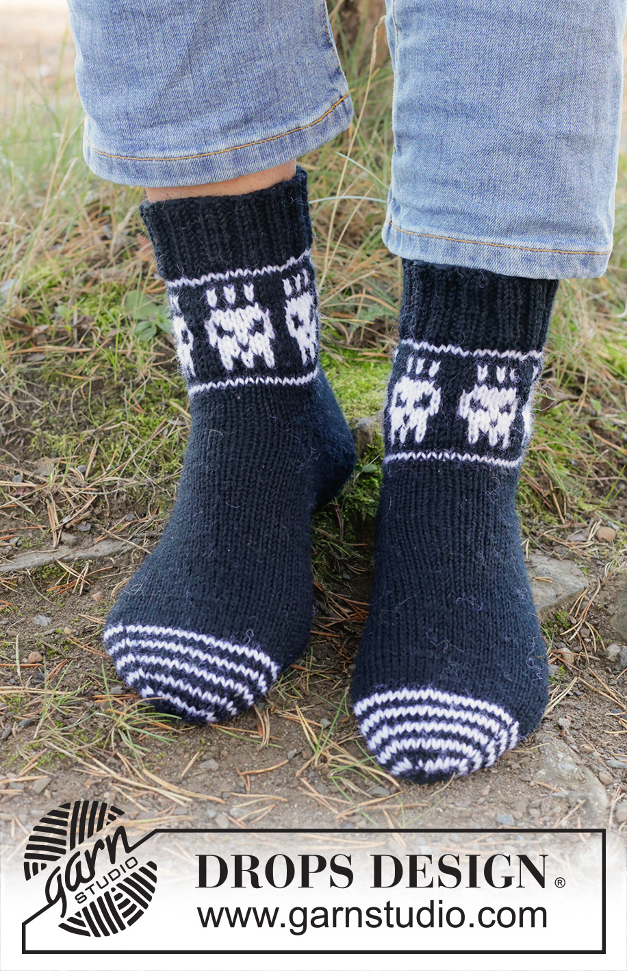 Skeleton Steps Socks / DROPS 253-55 - Knitted socks in DROPS Fiesta or DROPS Karisma. The piece is worked from the toe upwards, with a two-colored skull pattern. Sizes 35-43 = US 4½-12½. Theme: Halloween.