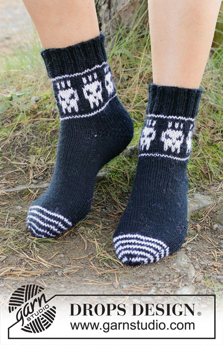 Skeleton Steps Socks / DROPS 253-55 - Knitted socks in DROPS Fiesta or DROPS Karisma. The piece is worked from the toe upwards, with a two-colored skull pattern. Sizes 35-43 = US 4½-12½. Theme: Halloween.