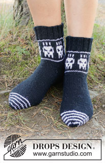Skeleton Steps Socks / DROPS 253-55 - Knitted socks in DROPS Fiesta or DROPS Karisma. The piece is worked from the toe upwards, with a two-colored skull pattern. Sizes 35-43 = US 4½-12½. Theme: Halloween.