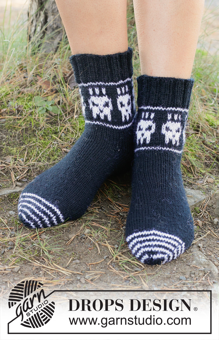 Skeleton Steps Socks / DROPS 253-55 - Knitted socks in DROPS Fiesta or DROPS Karisma. The piece is worked from the toe upwards, with a two-colored skull pattern. Sizes 35-43 = US 4½-12½. Theme: Halloween.