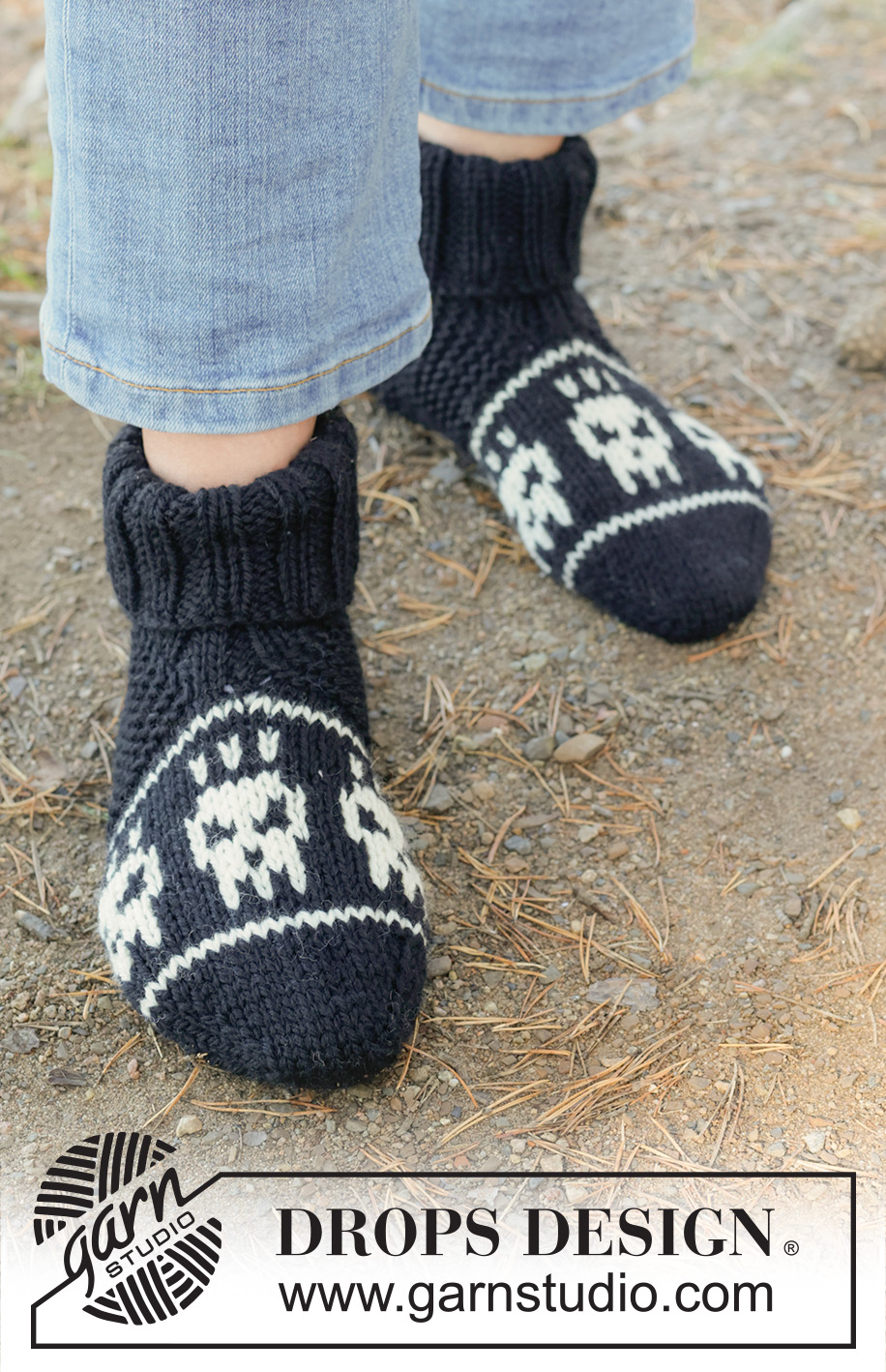 Spooky Toes / DROPS 253-56 - Knitted slippers in DROPS Alaska. Piece is worked from the toe and up with multi-coloured pattern with skulls. Size 35-43. Theme: Halloween.