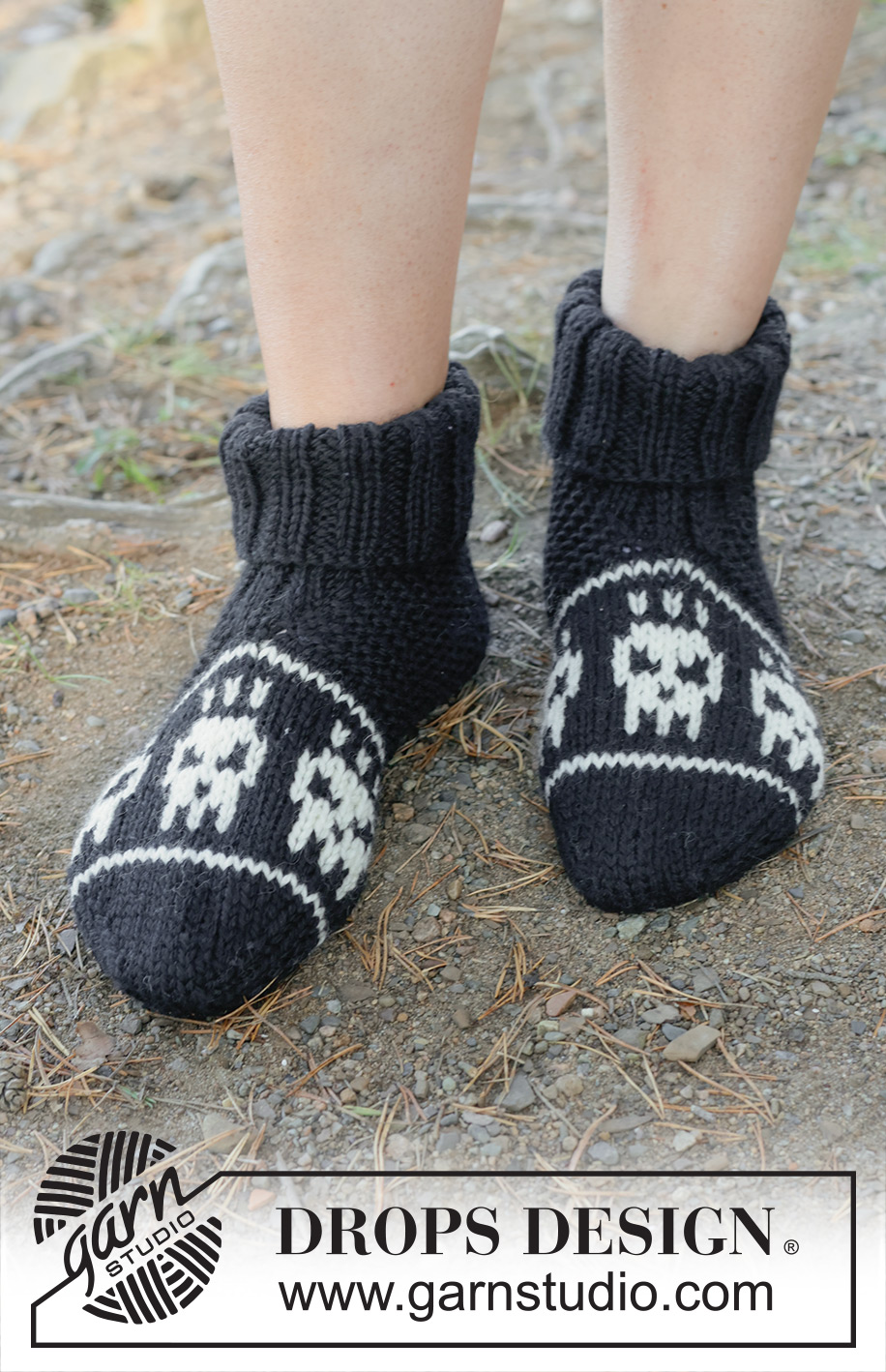 Spooky Toes / DROPS 253-56 - Knitted slippers in DROPS Alaska. Piece is worked from the toe and up with multi-coloured pattern with skulls. Size 35-43. Theme: Halloween.