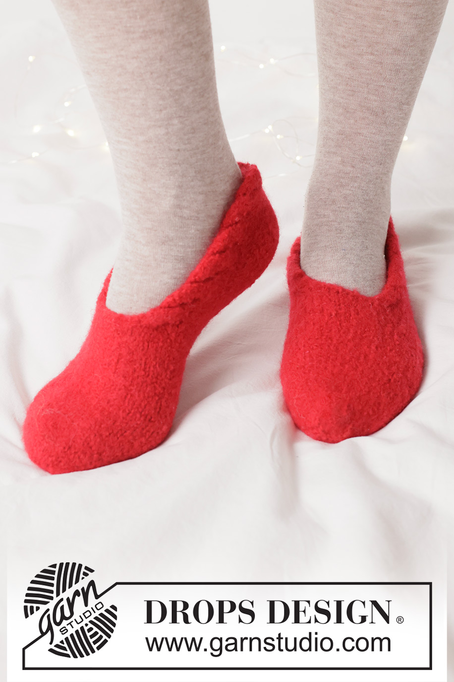 Scarlet Sleigh Slippers / DROPS 253-58 - Knitted and felted slippers in DROPS Alaska. Sizes 35 - 43. Theme: Christmas.
