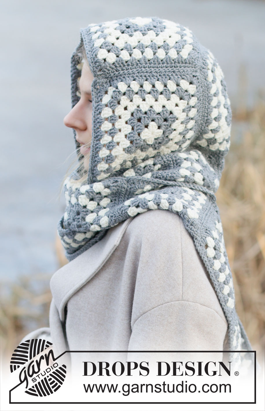 Granny Square Hood / DROPS 253-59 - Gehäkelter Kapuzenschal in DROPS Big Merino. Die Arbeit wird mit Granny Squares gehäkelt und zusammengenäht. Einheitsgröße.