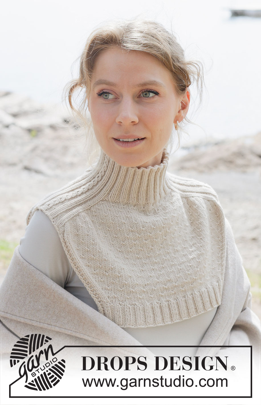 Embrace Winter Neck Warmer / DROPS 253-6 - Plastron tricoté de haut en bas en DROPS Daisy ou en DROPS Merino Extra Fine. Se tricote avec manches marteau et point fantaisie relief.