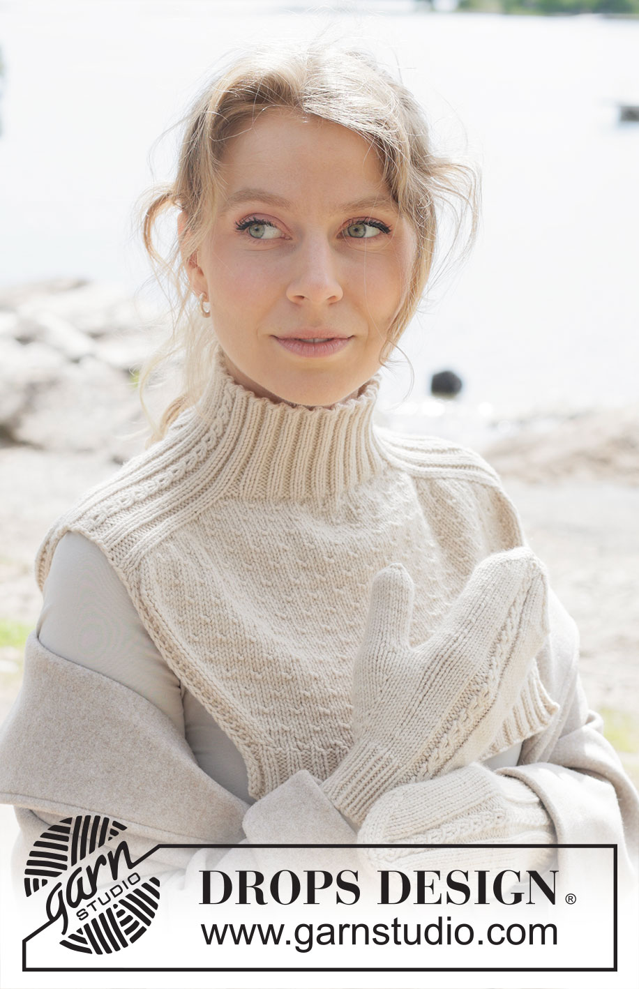 Embrace Winter Neck Warmer / DROPS 253-6 - Plastron tricoté de haut en bas en DROPS Daisy ou en DROPS Merino Extra Fine. Se tricote avec manches marteau et point fantaisie relief.