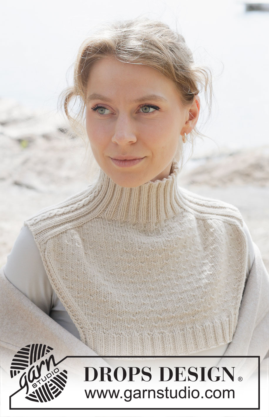 Embrace Winter Neck Warmer / DROPS 253-6 - Plastron tricoté de haut en bas en DROPS Daisy ou en DROPS Merino Extra Fine. Se tricote avec manches marteau et point fantaisie relief.