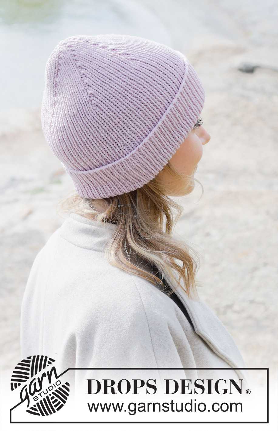 Winter Blossom Hat / DROPS 253-9 - Strikket hue i DROPS Merino Extra Fine eller DROPS Karisma. Arbejdet strikkes nedefra og op med bukkekant.