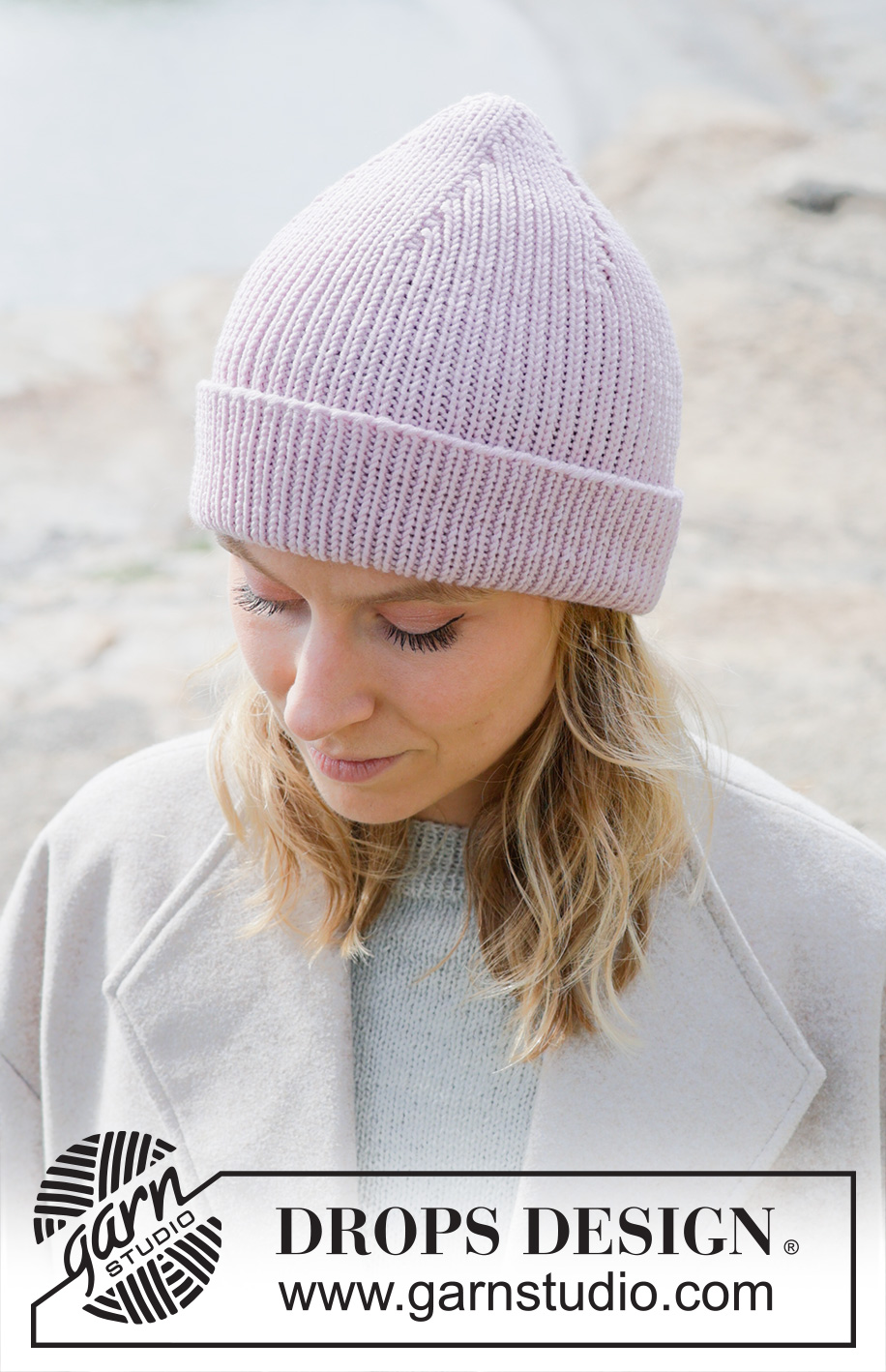 Winter Blossom Hat / DROPS 253-9 - Strikket hue i DROPS Merino Extra Fine eller DROPS Karisma. Arbejdet strikkes nedefra og op med bukkekant.