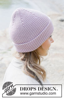 Winter Blossom Hat / DROPS 253-9 - Strikket hue i DROPS Merino Extra Fine eller DROPS Karisma. Arbejdet strikkes nedefra og op med bukkekant.