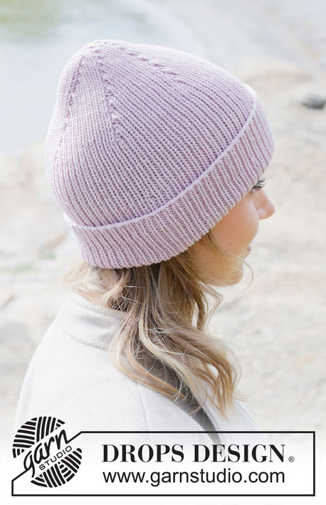 Winter Blossom Hat / DROPS 253-9 - Strikket hue i DROPS Merino Extra Fine eller DROPS Karisma. Arbejdet strikkes nedefra og op med bukkekant.