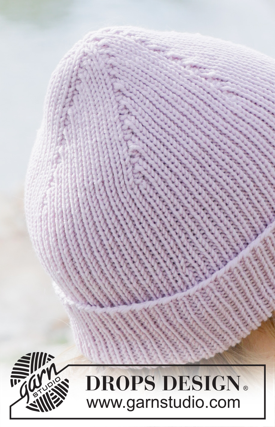 Winter Blossom Hat / DROPS 253-9 - Strikket hue i DROPS Merino Extra Fine eller DROPS Karisma. Arbejdet strikkes nedefra og op med bukkekant.