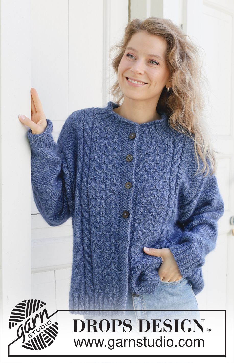 Stormy Ocean Cardigan / DROPS 254-17 - Gebreid oversized vest in DROPS Soft Tweed en DROPS Kid-Silk. Het werk wordt van onder naar boven gebreid met kabels, ingenaaide mouwen, diagonale schouders, rolranden en PUNNIKRAND. Maten S - XXXL.