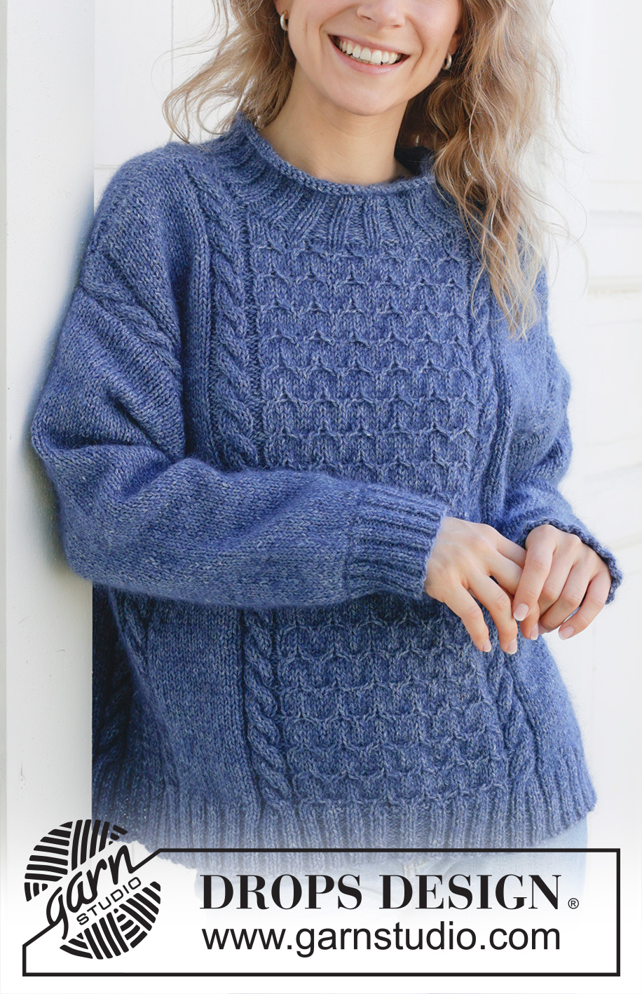 Stormy Ocean / DROPS 254-18 - Gestrickter Oversize - Pullover in DROPS Soft Tweed und DROPS Kid-Silk. Die Arbeit wird von unten nach oben mit Zopfmuster, angenähten Ärmeln, Schulterschrägung, Rollrand gestrickt. Größe S - XXXL.