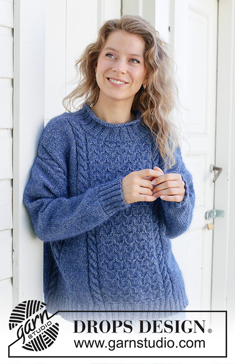 Stormy Ocean / DROPS 254-18 - Gestrickter Oversize - Pullover in DROPS Soft Tweed und DROPS Kid-Silk. Die Arbeit wird von unten nach oben mit Zopfmuster, angenähten Ärmeln, Schulterschrägung, Rollrand gestrickt. Größe S - XXXL.