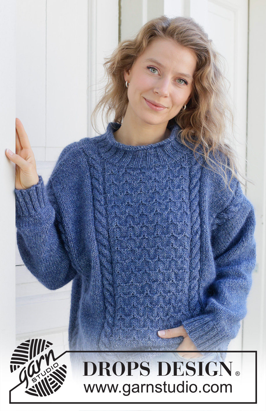 Stormy Ocean / DROPS 254-18 - Gestrickter Oversize - Pullover in DROPS Soft Tweed und DROPS Kid-Silk. Die Arbeit wird von unten nach oben mit Zopfmuster, angenähten Ärmeln, Schulterschrägung, Rollrand gestrickt. Größe S - XXXL.