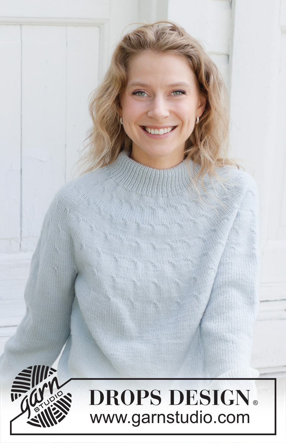 Frozen Waves / DROPS 254-21 - Gestrickter Pullover in DROPS Daisy. Die Arbeit wird von oben nach unten glatt rechts mit Rundpasse und doppelter Halsblende gestrickt. Größe S - XXXL.