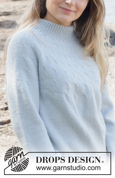 Frozen Waves / DROPS 254-21 - Gestrickter Pullover in DROPS Daisy. Die Arbeit wird von oben nach unten glatt rechts mit Rundpasse und doppelter Halsblende gestrickt. Größe S - XXXL.