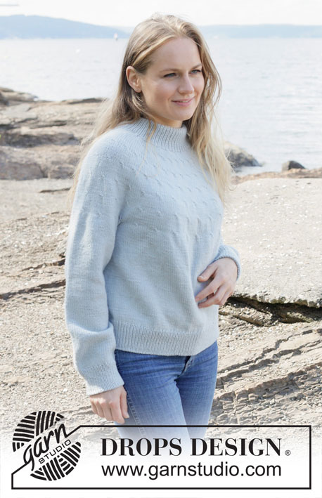 Frozen Waves / DROPS 254-21 - Gestrickter Pullover in DROPS Daisy. Die Arbeit wird von oben nach unten glatt rechts mit Rundpasse und doppelter Halsblende gestrickt. Größe S - XXXL.