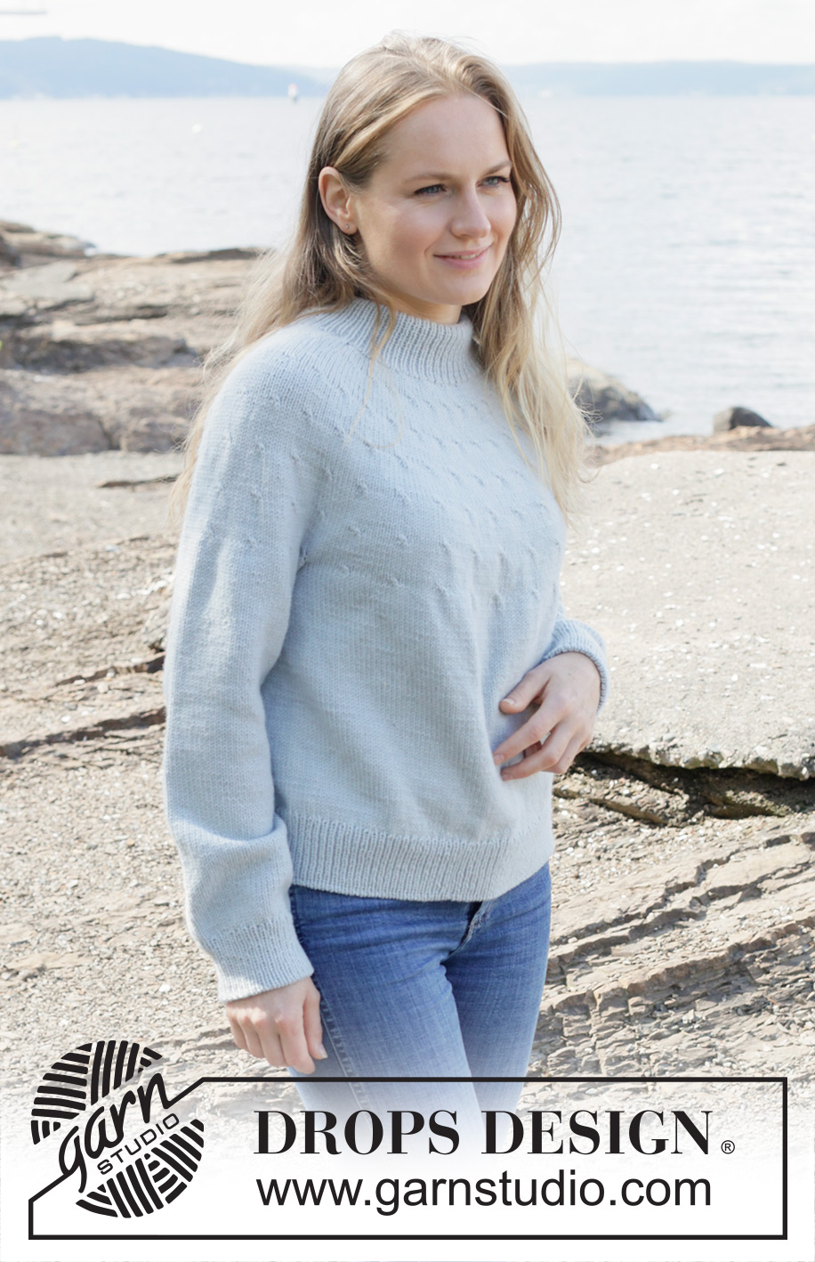 Frozen Waves / DROPS 254-21 - Gestrickter Pullover in DROPS Daisy. Die Arbeit wird von oben nach unten glatt rechts mit Rundpasse und doppelter Halsblende gestrickt. Größe S - XXXL.