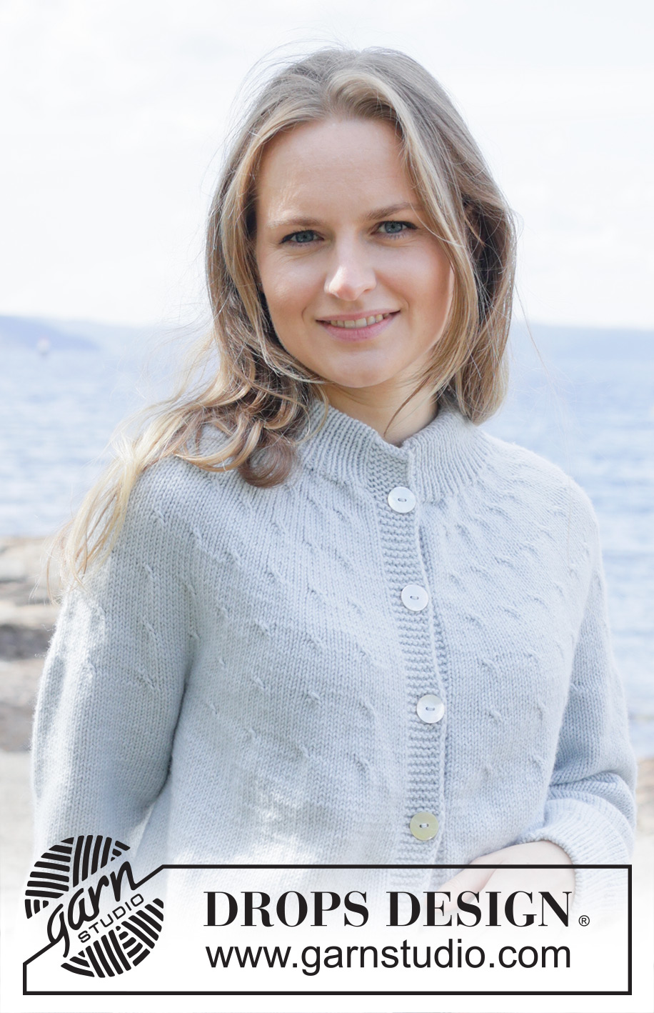 Frozen Waves Cardigan / DROPS 254-22 - Gestrickte Jacke in DROPS Daisy. Die Arbeit wird von oben nach unten glatt rechts mit Rundpasse, doppelter Halsblende und I-Cord gestrickt. Größe S - XXXL.