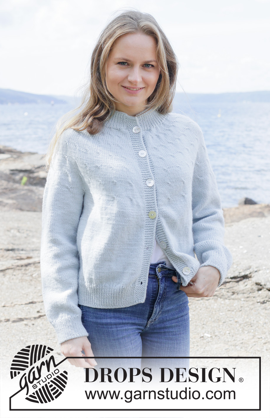 Frozen Waves Cardigan / DROPS 254-22 - Gestrickte Jacke in DROPS Daisy. Die Arbeit wird von oben nach unten glatt rechts mit Rundpasse, doppelter Halsblende und I-Cord gestrickt. Größe S - XXXL.