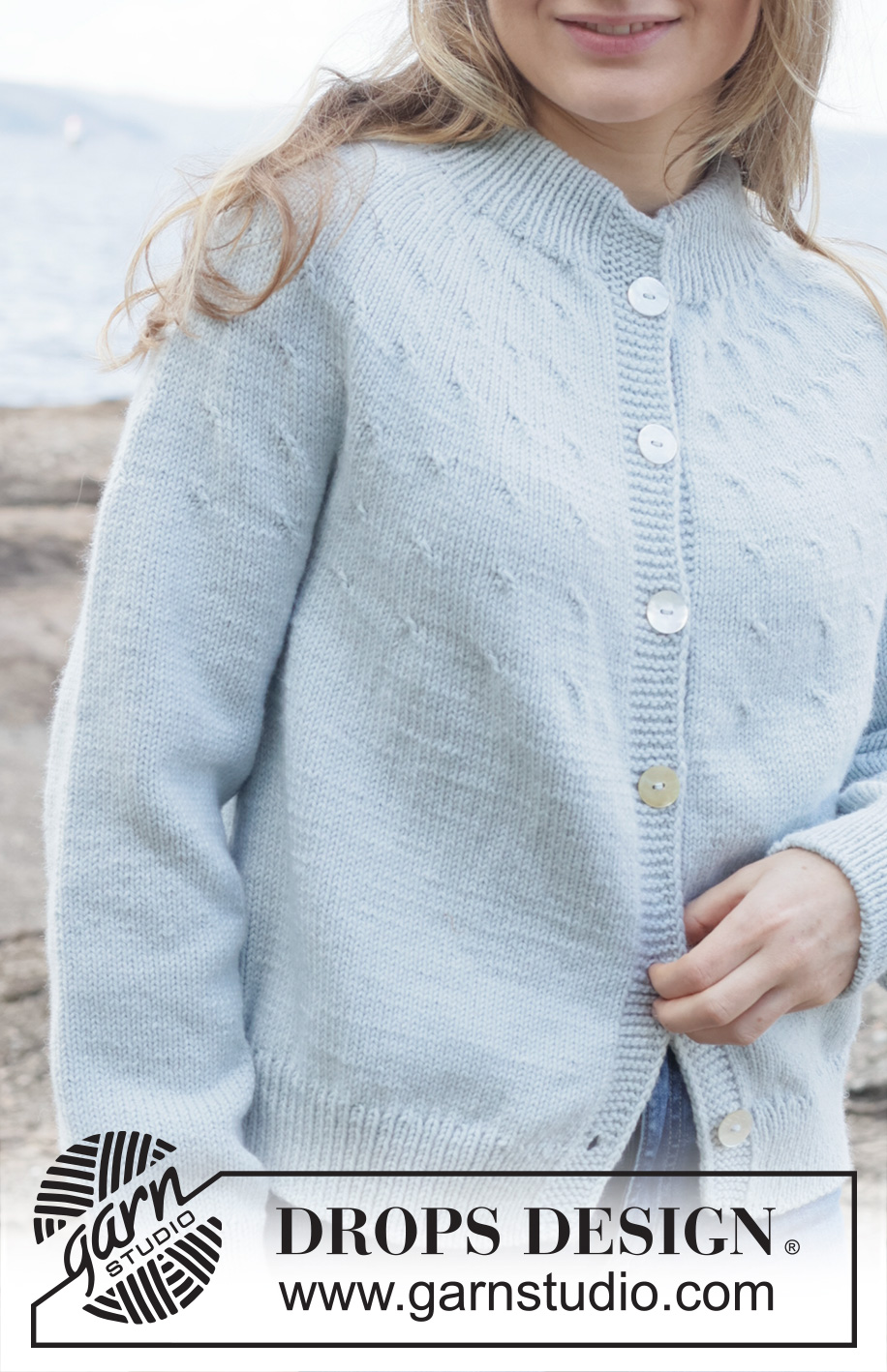 Frozen Waves Cardigan / DROPS 254-22 - Gestrickte Jacke in DROPS Daisy. Die Arbeit wird von oben nach unten glatt rechts mit Rundpasse, doppelter Halsblende und I-Cord gestrickt. Größe S - XXXL.
