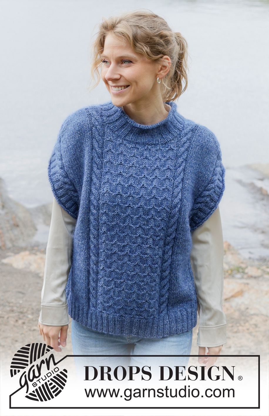 Stormy Ocean Vest / DROPS 254-26 - Alhaalta ylös neulottu oversize-liivi DROPS Soft Tweed- ja DROPS Kid-Silk -langoista. Työssä on palmikoita, viistotut olkapäät, pyöreä pääntie ja rullareunus. Koot S-XXXL.