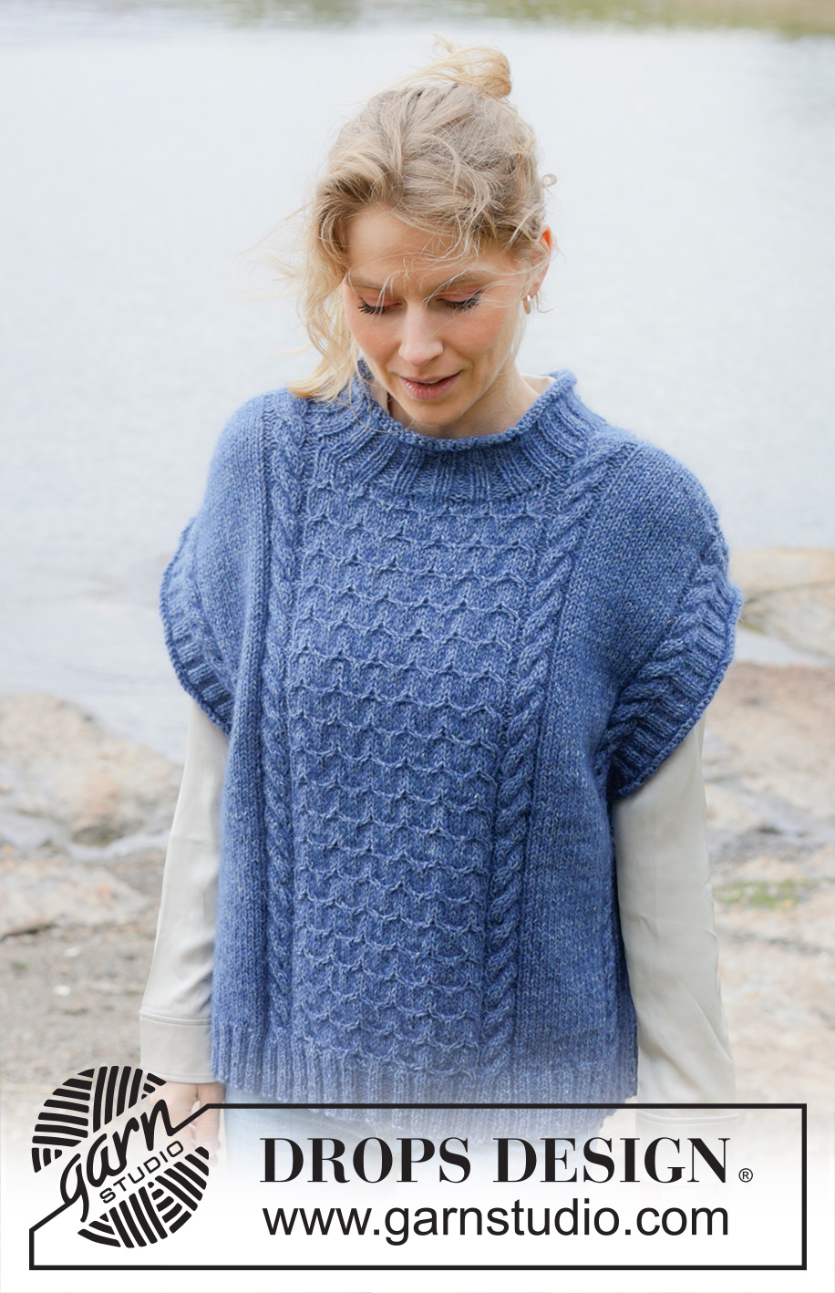 Stormy Ocean Vest / DROPS 254-26 - Alhaalta ylös neulottu oversize-liivi DROPS Soft Tweed- ja DROPS Kid-Silk -langoista. Työssä on palmikoita, viistotut olkapäät, pyöreä pääntie ja rullareunus. Koot S-XXXL.