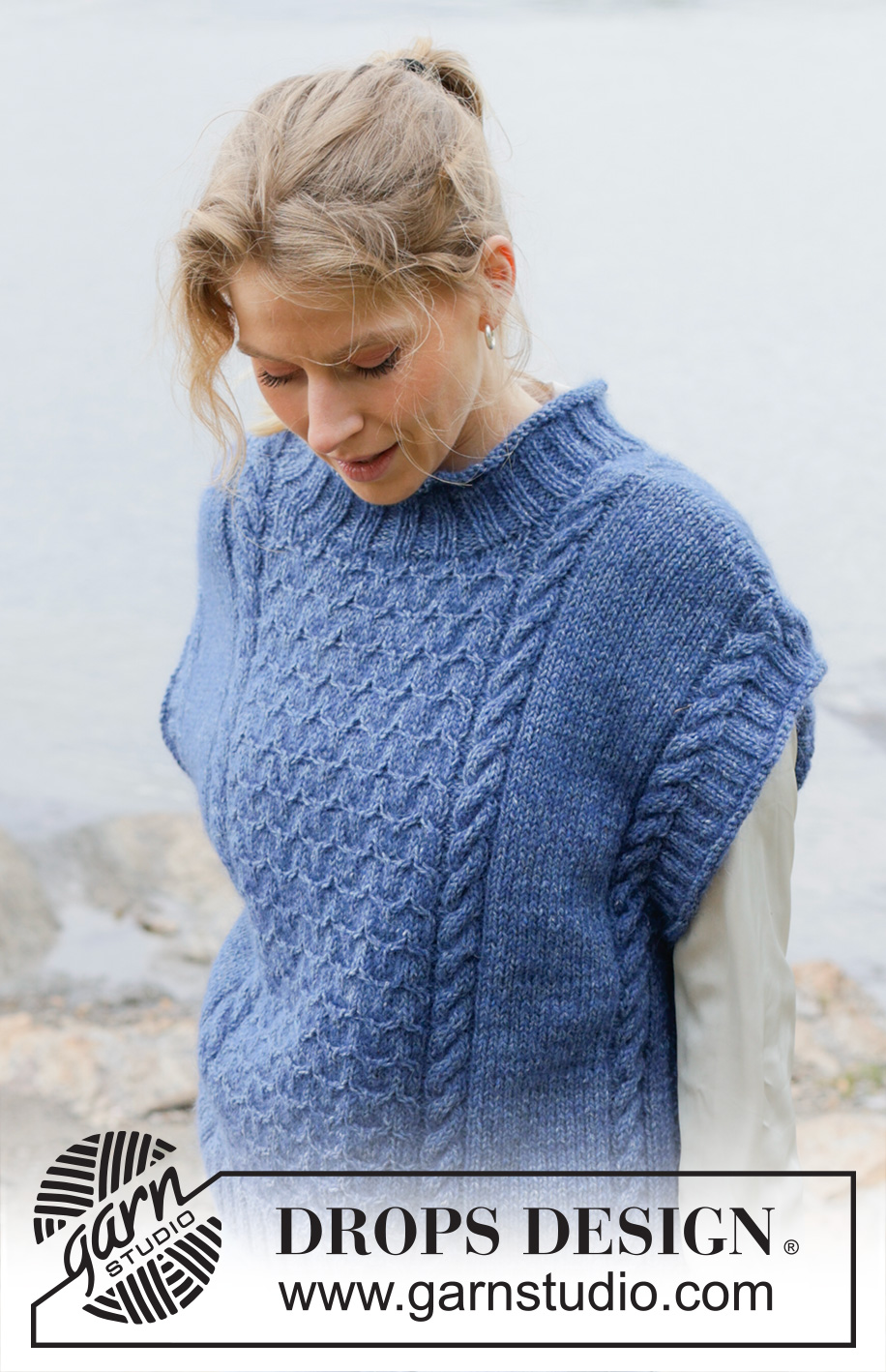 Stormy Ocean Vest / DROPS 254-26 - Alhaalta ylös neulottu oversize-liivi DROPS Soft Tweed- ja DROPS Kid-Silk -langoista. Työssä on palmikoita, viistotut olkapäät, pyöreä pääntie ja rullareunus. Koot S-XXXL.