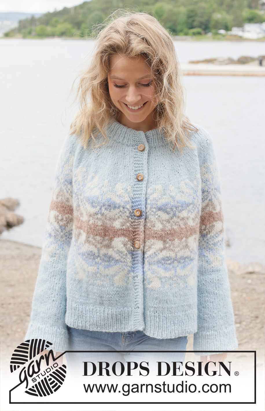 Winter Swirl Cardigan / DROPS 254-28 - Kötött kardigán DROPS Air fonalból. A darabot fentről lefelé irányban készítjük, kerek vállrésszel, nagy csillagos norvégmintával zsinórkötéssel és dupla nyakkal. S - XXXL méretekben.