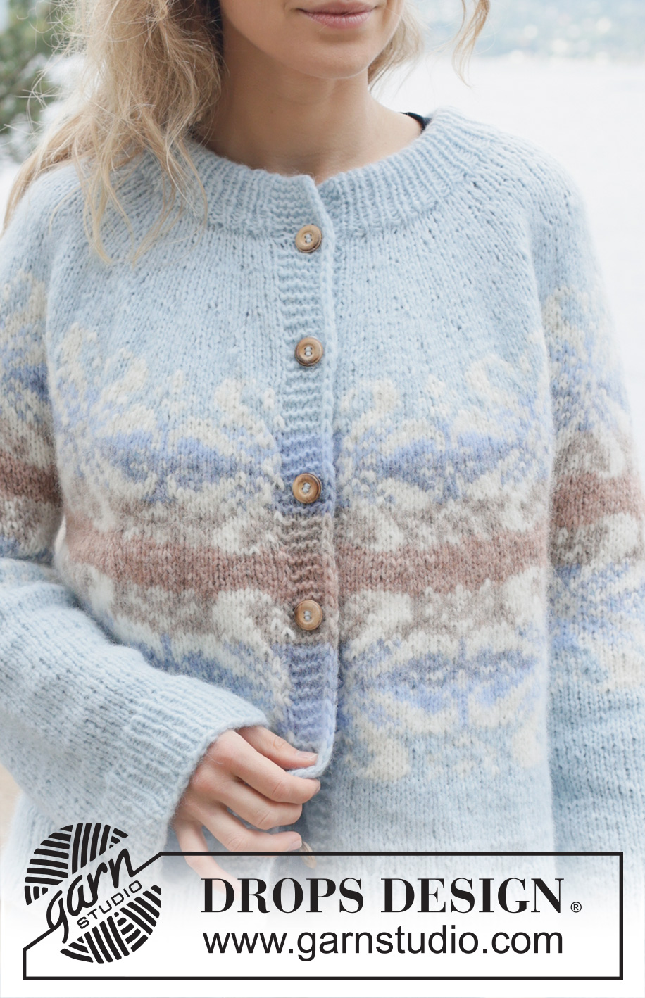 Winter Swirl Cardigan / DROPS 254-28 - Kötött kardigán DROPS Air fonalból. A darabot fentről lefelé irányban készítjük, kerek vállrésszel, nagy csillagos norvégmintával zsinórkötéssel és dupla nyakkal. S - XXXL méretekben.