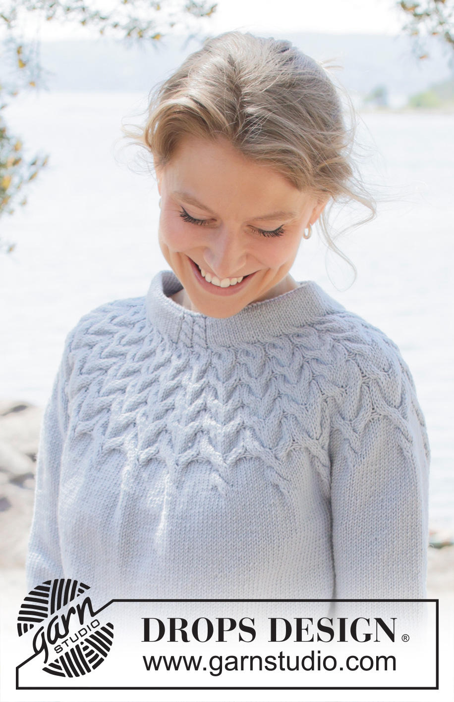Mermaid Echo / DROPS 254-3 - Gebreide trui in DROPS Merino Extra Fine. Het werk wordt van boven naar beneden gebreid met ronde pas, kabels en dubbele halsrand. Maat: S - XXXL